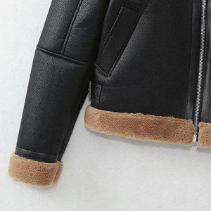Veste en cuir noir pour femme avec doublure en fausse fourrure brune et détails zippés argentés