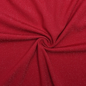 Gros plan sur le tissu rouge pailleté avec finition métallique et texture élégante