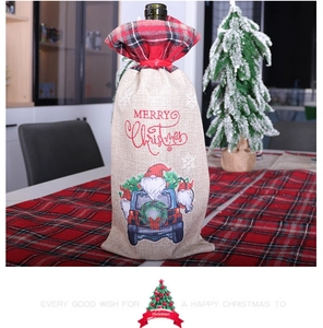 Détail du cache-bouteille de Noël avec motif de gnome et de camion rouge festif