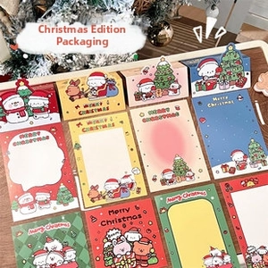 Vista plana de tarjetas de Navidad coloridas con animales de dibujos animados y pinos