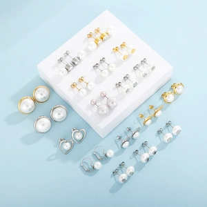 Dettaglio di una collezione elegante di orecchini di perle in oro e argento
