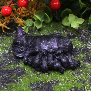 Realistische Französische Bulldogge Mutter mit Welpen auf grünem Gras aus Kunstharz