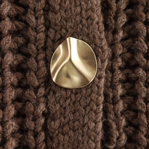 Gilet in maglia marrone con un dettaglio unico di bottoni in metallo dorato organico