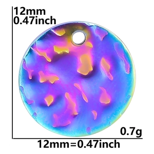 Vue macro de pendentif rond 12mm en acier inoxydable irisé pour la création de bijoux