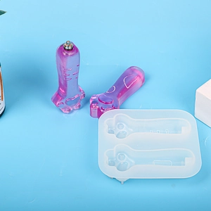 Vue détaillée du moule en silicone chat avec breloques en résine sur fond bleu