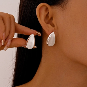 Boucles d'oreilles goutte d'eau argentées minimalistes avec fini métallique mat