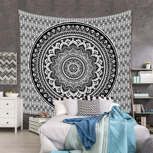 Détail d'une grande tapisserie mandala noir et blanc dans une chambre au style bohème