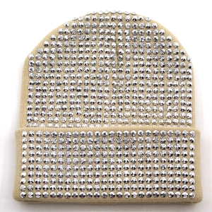 Bonnet en maille kaki d'hiver avec motif en damier de strass argentés brillants