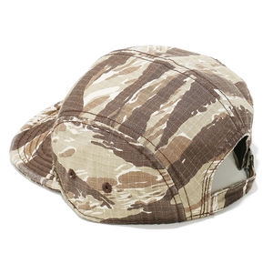 Détail de la sangle réglable et de la texture camouflage tigre sur une casquette 5-panel