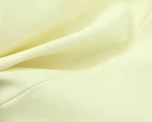 Makrodetail aus hellgelbem Twill-Stoff mit weichem Fall und feiner Textiloberfläche