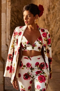 Détail de l'imprimé rose sur ensemble ivoire avec blazer, haut et pantalon large