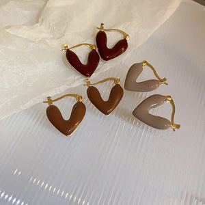 Vintage V-shaped heart earrings in burgundy, brown and taupe enamel with gold trim