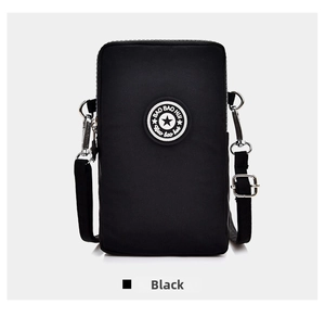 Détails du mini sac à bandoulière en nylon noir avec sangle réglable et logo étoile