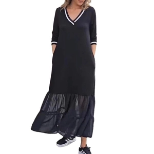 Détail de la robe à col en V avec bordure rayée et ourlet en tulle transparent chic