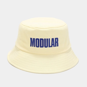 Dettaglio del ricamo MODULAR su un cappello alla pescatora in cotone beige