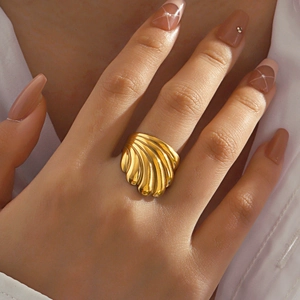 Bague ouverte en acier inoxydable dorée coquillage avec lignes géométriques chic