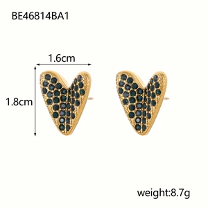 Detail view of heart-shaped earrings with green stones and size measurements 1.8cm