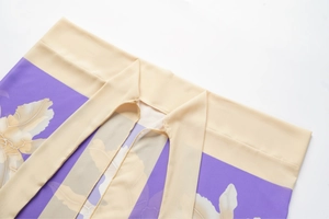 Dettaglio della vita della gonna a fiori viola con bordi a volant e cuciture