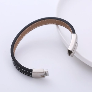 Bracelet minimaliste en cuir PU avec boucle argentée présenté sous un angle de 45 degrés