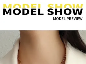 Gros plan d'un élégant collier à chaîne Figaro dorée porté par un mannequin sur blanc