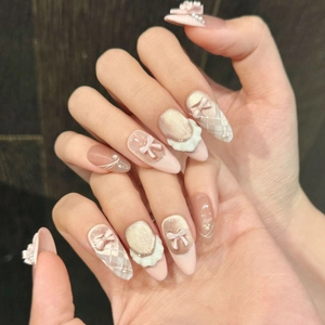 Faux ongles œil-de-chat roses avec nœuds 3D, perles et motif à carreaux peint