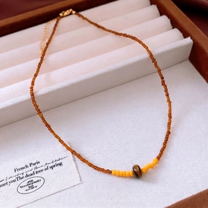 Collier de perles vintage en pierre d'œil de tigre avec fermoir doré sur velours