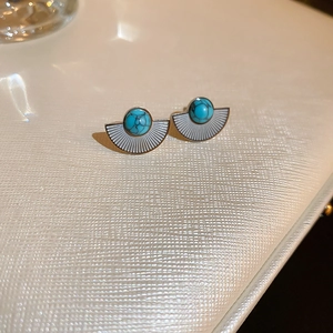 Orecchini a ventaglio dorati con pietre turchesi e texture bianca dallo stile retrò