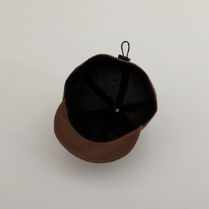Dettaglio cappello bimbo con fodera in rete nera e fibbia con coulisse regolabile