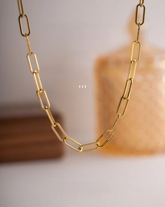 Détail du collier trombone en acier inoxydable plaqué or 18K avec finition imperméable