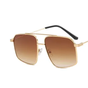 Chic double bridge pilot sunglasses with gold metal frames and brown gradient lenses