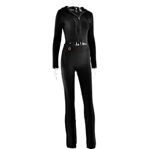 Detailansicht eines schwarzen Stricksets mit Kapuzenjacke und Hose mit braunem Gürtel