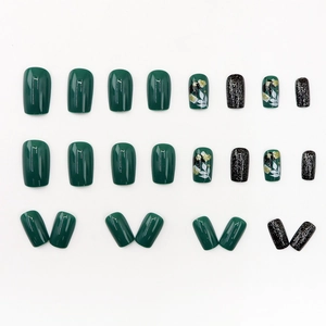 Faux ongles vert forêt avec feuilles dorées et paillettes noires étincelantes