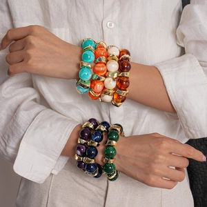 Set di braccialetti con perle acriliche multicolore e dettagli dorati per donna