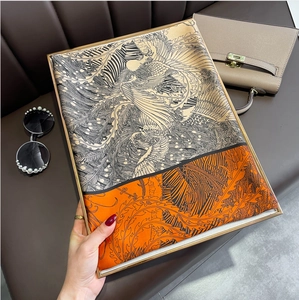 Écharpe élégante en soie aux motifs artistiques noir, blanc et orange avec accessoires