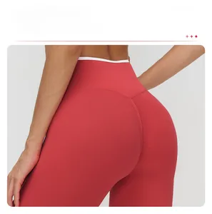 Dettaglio dei leggings yoga rossi a vita alta con cucitura a V per effetto modellante