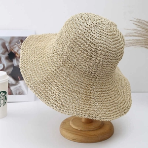 Cappello da sole in paglia beige fatto a mano con tesa larga per vacanze estive