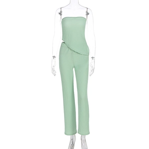 Détail d'un ensemble haut bustier et pantalon vert menthe en tissu gaufré texturé