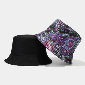 Detailansicht eines Wendefischerhutes in Schwarz und buntem Mandala-Druckmuster
