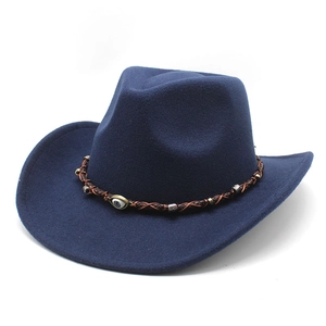 Dettaglio cappello cowboy in feltro blu con fascia intrecciata e perla malocchio