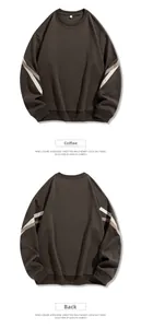 Détail du sweat-shirt marron café avec rayures diagonales blanches et beige sur manche
