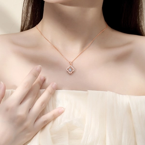 Elegant rose gold S925 silver four leaf clover necklace with sparkling heart pendant