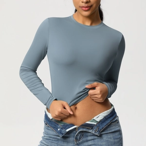 Détail du t-shirt de yoga bleu brume moulant et respirant avec un tissu haute élasticité