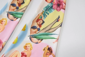 Detailansicht des Retro Pin-up Girl Drucks auf Nackenholder Stoff mit kräftigen Farben