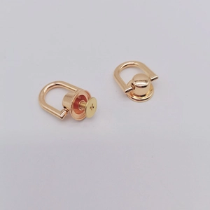 Detalle de anillo en D dorado con perno giratorio para bolsos y fundas de móvil DIY