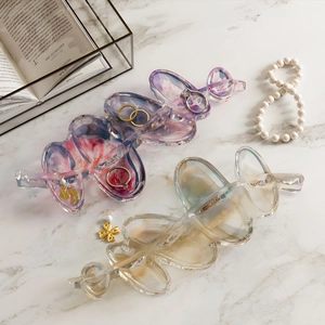 Détail de plateaux à bijoux en résine artistique avec motifs tourbillons sur marbre