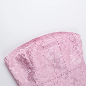 Détail du tissu jacquard rose à motifs de roses sur une robe bustier élégante