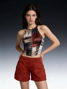 Top a scollo all'americana con stampa geometrica e pantaloncini cargo rosso ruggine