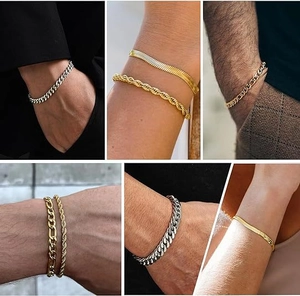 Gros plan de bracelets gourmettes en acier titane doré et argenté pour hommes et femmes