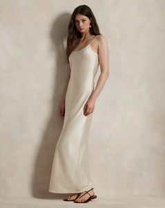 Gros plan sur la robe longue en satin champagne montrant la texture et les bretelles