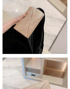 Détail d'une pochette enveloppe dorée à paillettes avec rabat plié asymétrique